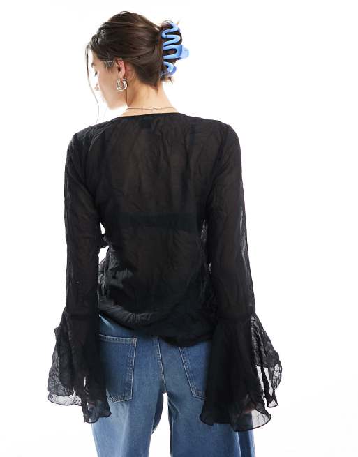 Monki - Blouse met overslag, gestrikte taille en uitlopende manchetten in zwart, 2 van 4