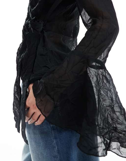 Monki - Blouse met overslag, gestrikte taille en uitlopende manchetten in zwart, 3 van 4