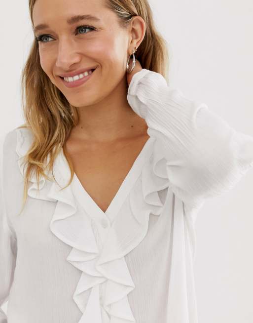 Patch Collega Negende Monki - Blouse met ruches en V-hals in gebroken wit | ASOS