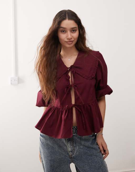 Monki - Blusa a maniche lunghe con colletto con volant e peplo bordeaux