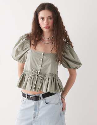 Monki - Bluse in Khaki im Milchmädchen-Stil mit Puffärmeln und Schößchen-Grün
