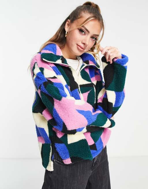 Monki – Bluza dresowa z kożuszka w abstrakcyjny wzór z suwakiem pod szyją