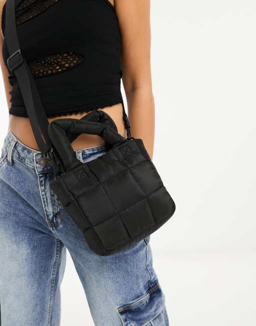 Monki - Borsetta squadrata imbottita nera con tracolla