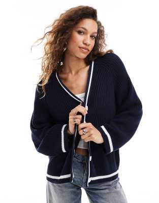 Monki - Boxy-Fit-Strickjacke in Marineblau mit Streifen, Zopfmuster und Knopfleiste vorn