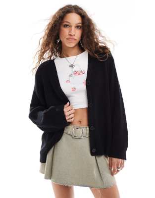 Monki - Boxy Fit Strickjacke in Schwarz mit Zopfmuster und Knopfleiste vorn