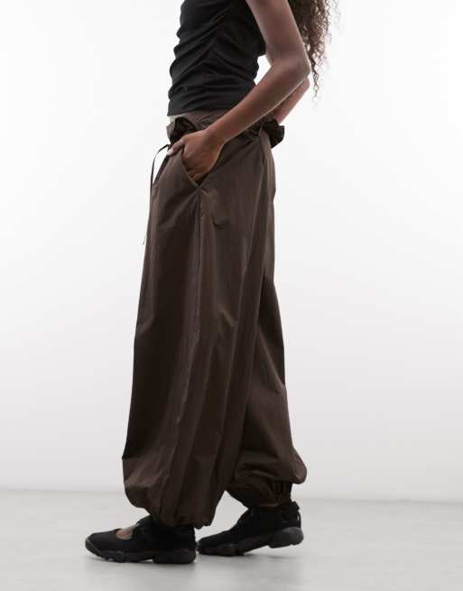 Monki broek met ballonpijpen en ruchedetail in donkerbruin, 2 van 5