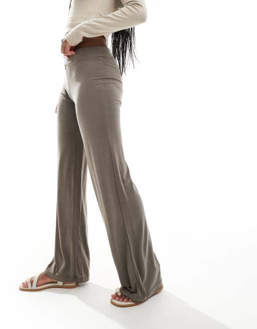 Monki - Broek van superzachte jersey met lage taille en wijde pijpen in kaki, 4 van 5