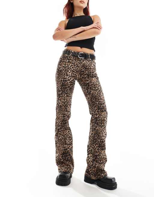 Monki – Bruna, leopardmönstrade, utsvängda byxor i bomull och regular fit