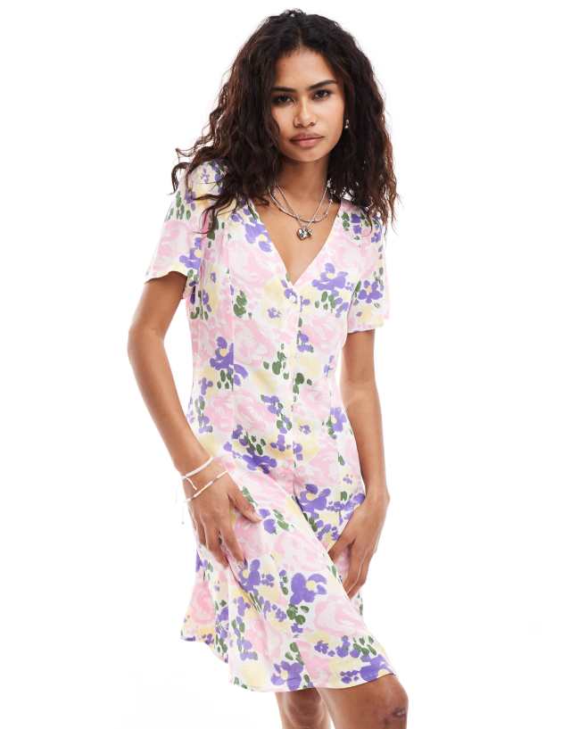 Monki - button through mini dress with v neck in floral print