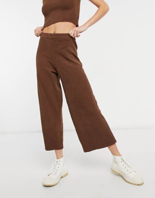 Monki – Calah – Bruna stickade byxor i fluffigt material med vida ben, del av set i 4 delar, 4 av 4