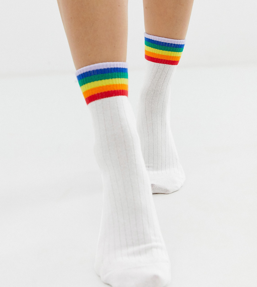 Monki - Calzini alla caviglia bianchi con righe arcobaleno-Bianco