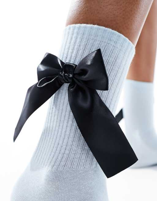 Monki - Calzini alla caviglia blu polvere con fiocchetti in raso nero, 3 di 4