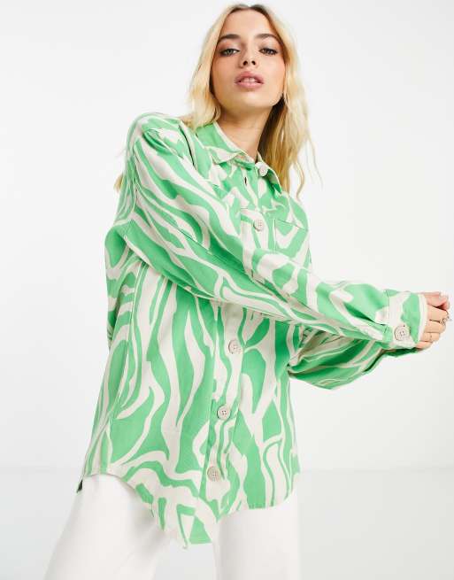 Monki - Camicia in twill di cotone verde con stampa astratta