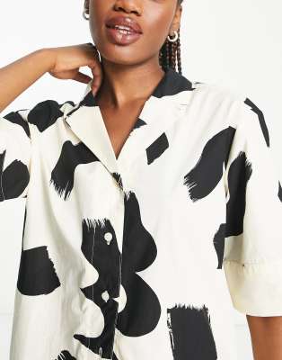 Camicia oversize con colletto a rever, spacchi laterali e stampa astratta in coordinato-Neutro - Monki Camicia donna  - immagine2