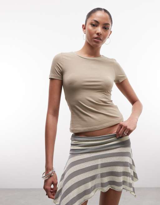 Monki - Camiseta verde oliva caqui de corte slim con diseño encogido, 2 de 4
