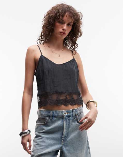 Monki – Camisole aus Satin in Schwarz mit Knitterstruktur und Spitzenborte - view 1