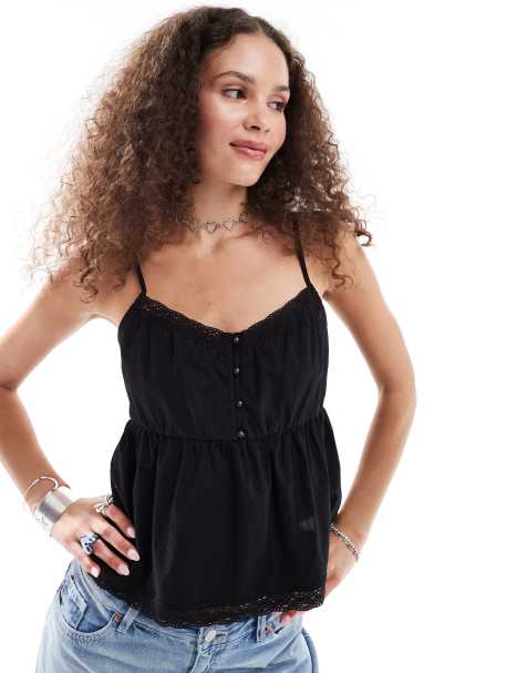 Monki – Camisole-Oberteil in Schwarz aus Popeline mit Spitzenbesatz und Schößchensaum - view 1