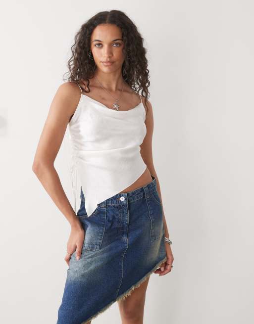 Monki - Canottiera in raso color bianco sporco con scollo ad anello e arricciature laterali