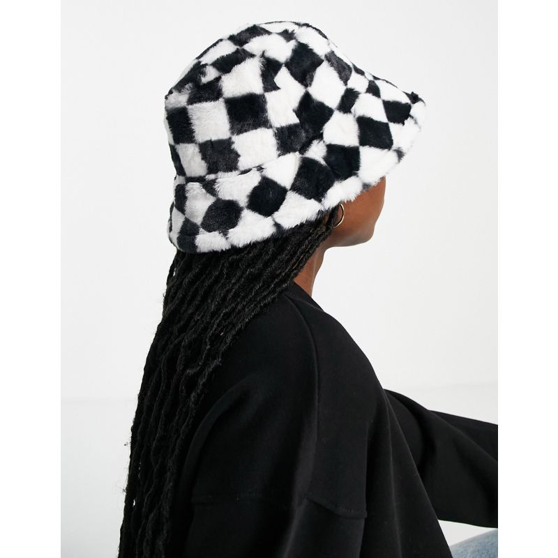 Cappelli Donna Monki - Cappello da pescatore in pelliccia sintetica con motivo a scacchiera bianco e nero 