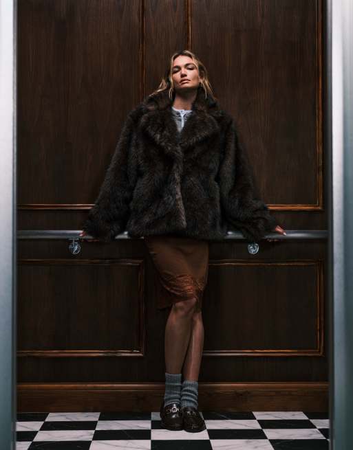 Monki - Cappotto oversize corto in pelliccia sintetica marrone cioccolato scuro con colletto, 2 di 4
