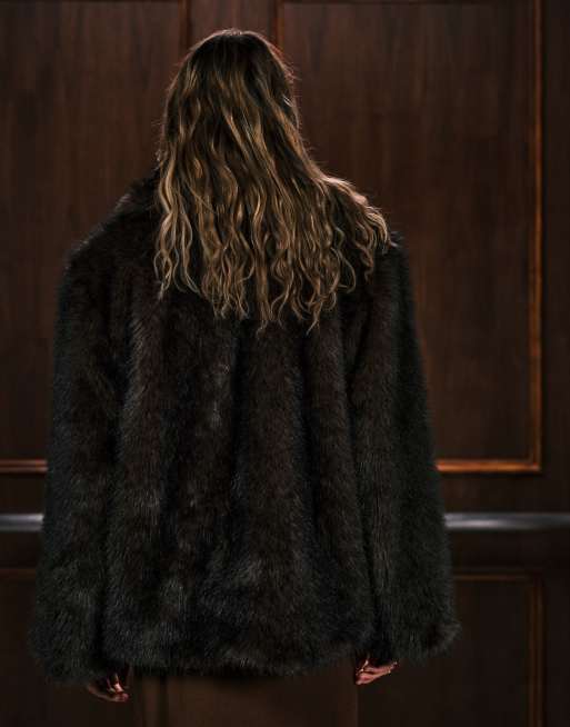 Monki - Cappotto oversize corto in pelliccia sintetica marrone cioccolato scuro con colletto, 4 di 4
