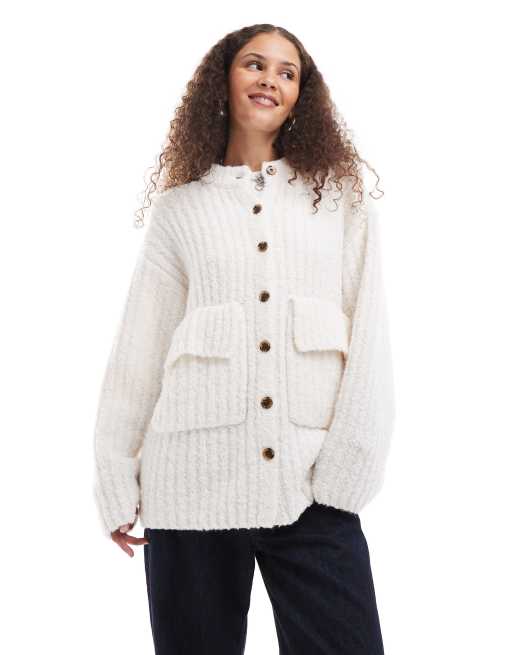 Monki - Cardigan accollato bianco sporco a coste in maglia spessa con tasche con patta e bottoni sul davanti