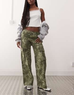 Monki - Cargohose in Khaki mit Blumenprint-Grün