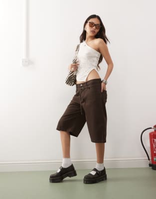 Monki - Carpenter-Jorts in Dunkelbraun