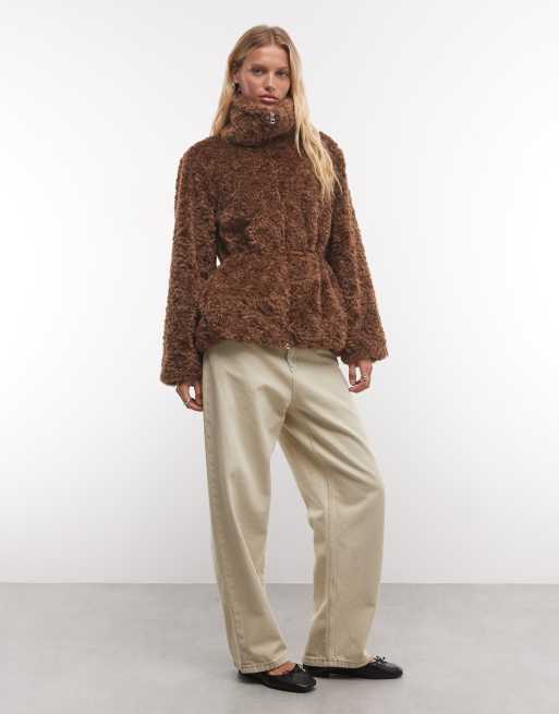 Monki - chaqueta de borreguito de piel sintética ajustada en marrón claro, 2 de 4