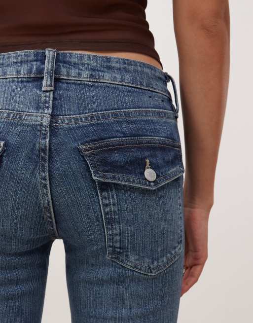Monki – Cheri – Weite, ausgestellte Jeans in mittelblauer Waschung mit niedrigem Bund und Taschen, 4 von 5