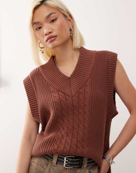 Monki – Chokladbrun, stickad väst i collegestil - view 1