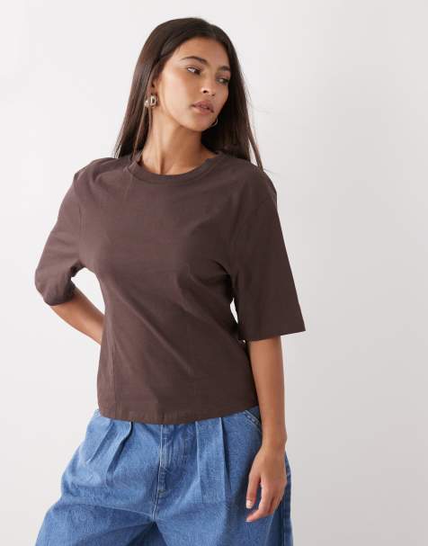 Monki – Chokladbrun t-shirt i strukturerad jersey med indragen midja - view 1