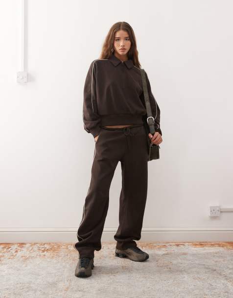Monki – Chokladbruna mjukisbyxor med barrelben och beige passpoaler, del av set - view 1