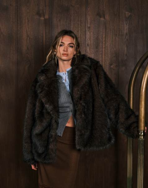 Monki - Chokoladebrun kort og oversized frakke i imiteret pels med kravedetalje - view 1