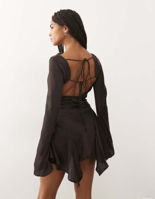 Monki – Ciemnoczekoladowobrązowa sukienka mini z marszczonej satyny z długimi rękawami, zwiewnym dołem i odkrytymi plecami z wiązaniem