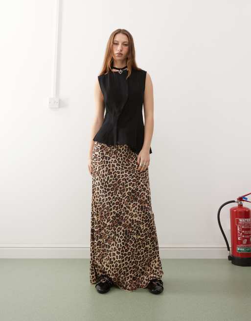 Monki – Cięta ze skosu satynowa spódnica maxi we wzór w cętki