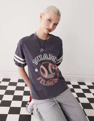 Monki - College-T-Shirt in Schwarz mit Oversize-Schnitt