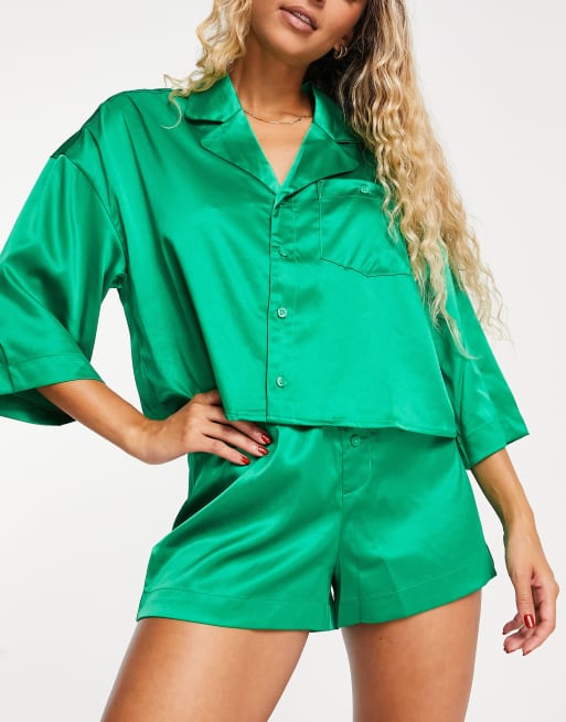 Monki - Completo pigiama con pantaloncini in raso verde acceso