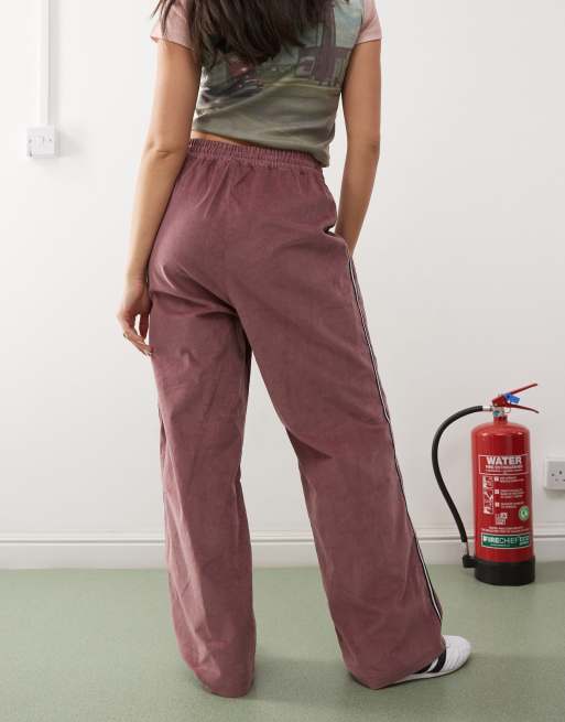Monki – Cord-Trainingshose in Burgunder mit weitem Bein und Seitenstreifen, 4 von 5
