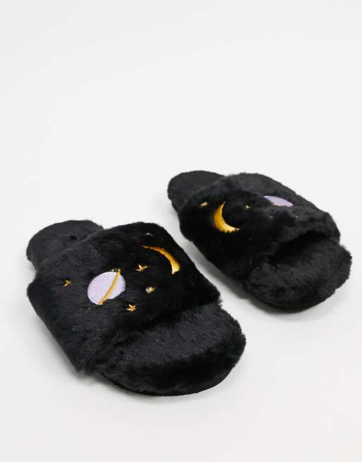 Monki - Cosy - Pantofole in pelliccia sintetica riciclata con motivo con pianeti, colore nero