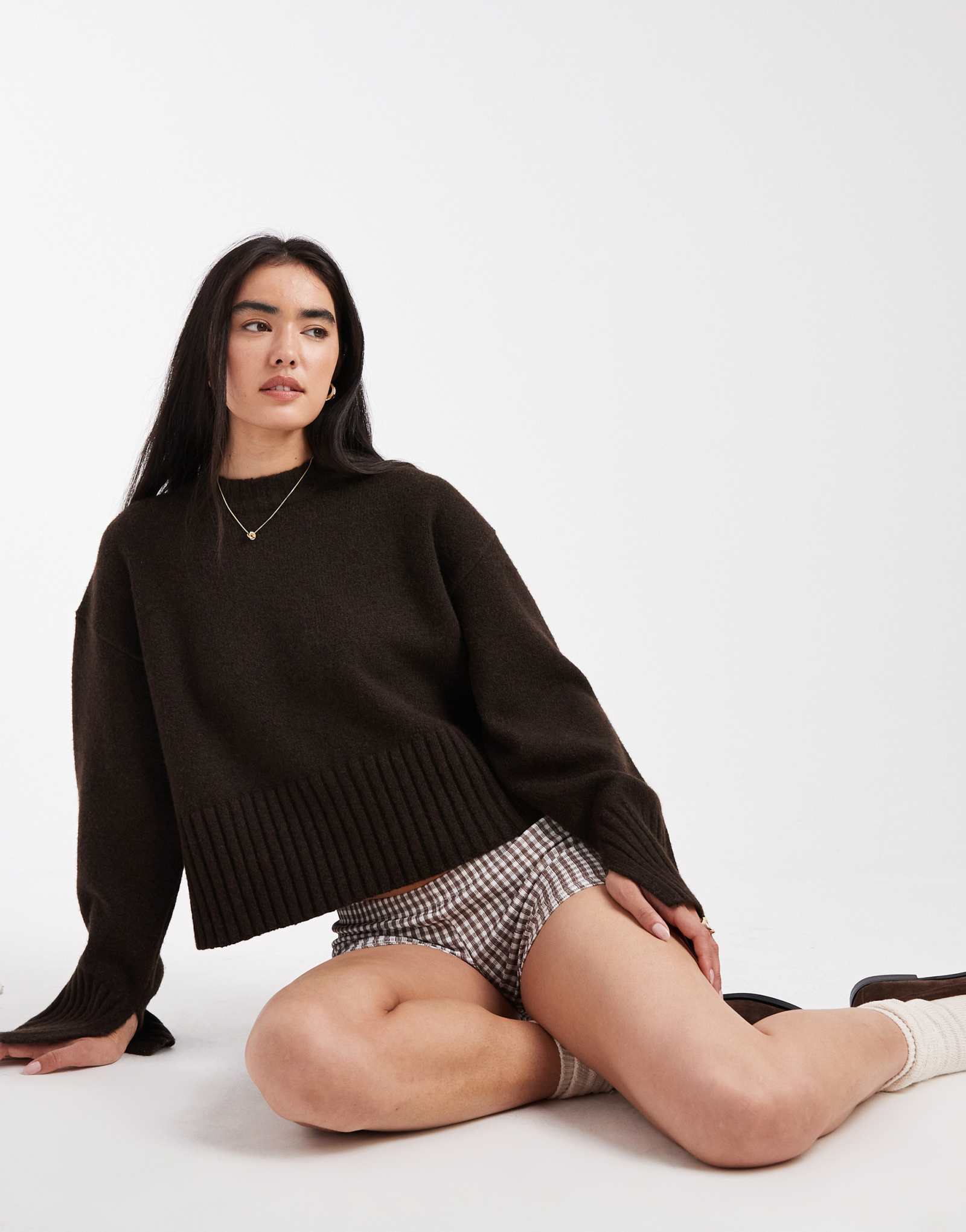 Вязаный свитер Monki с круглым вырезом горловины, манжетами в рубчик и подолом темно-шоколадно-коричневого цвета