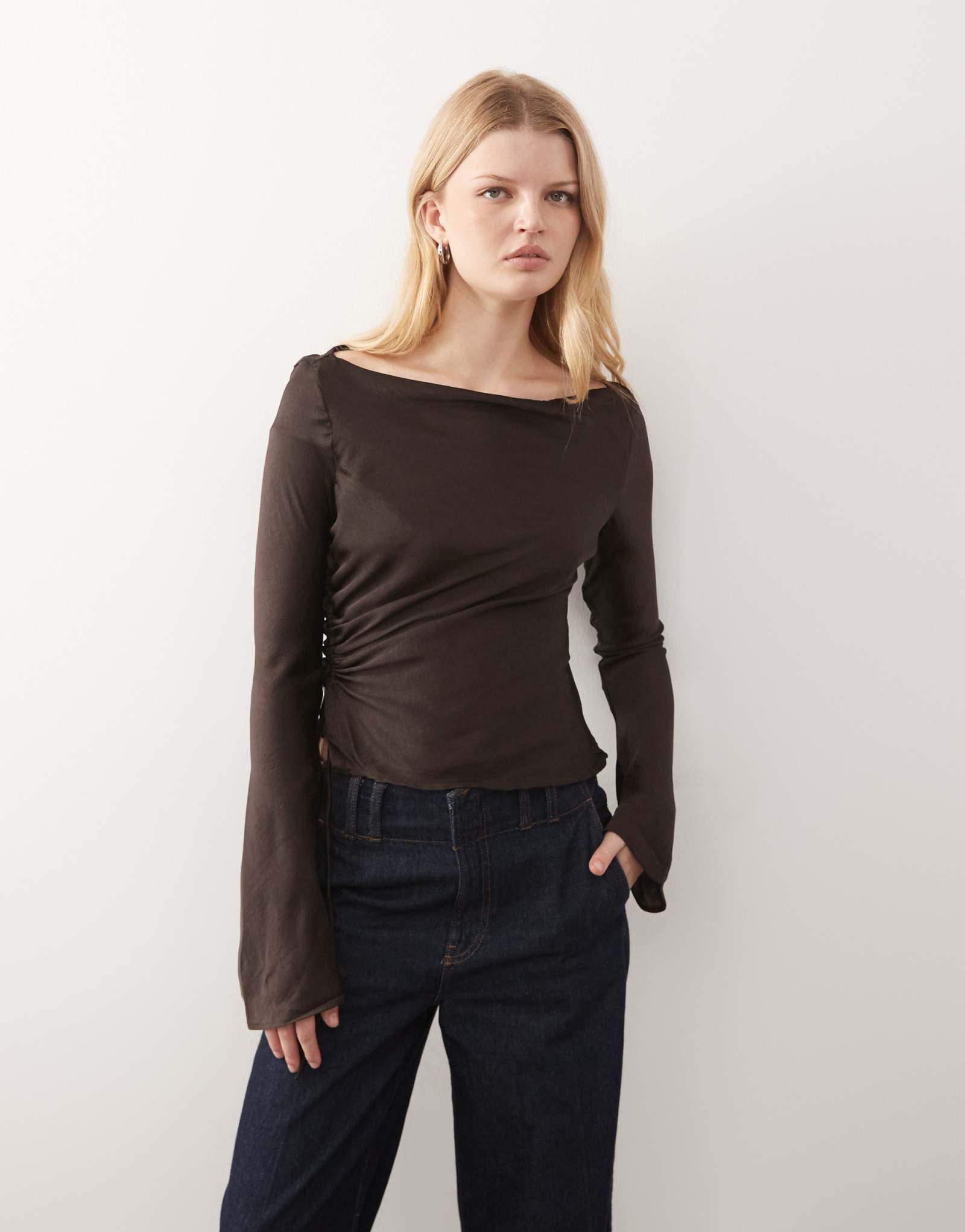 Атласный топ Monki с длинными рукавами и вырезом лодочкой из гофрированного атласа темно-шоколадного цвета