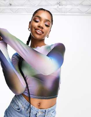 Monki - Crop top à manches longues et imprimé abstrait flouté - Violet multicolore