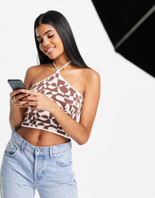 Monki - Crop top in maglia marrone allacciato al collo con motivo a quadri astratto