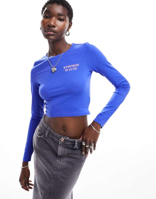 Monki - Crop top met lange mouwen en 'Kindness'-print in felblauw