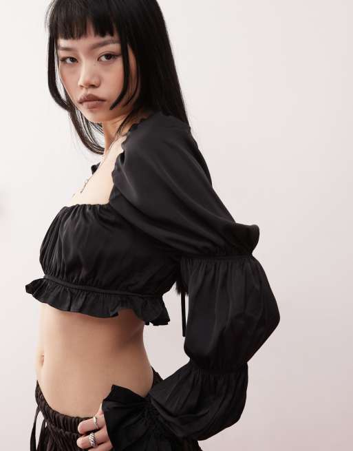 Monki Crop top nero in raso con maniche lunghe a sbuffo e
