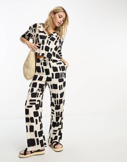 Monki - Cropped bluse med sort/hvidt malerprint i firkantet pasform - Del af sæt