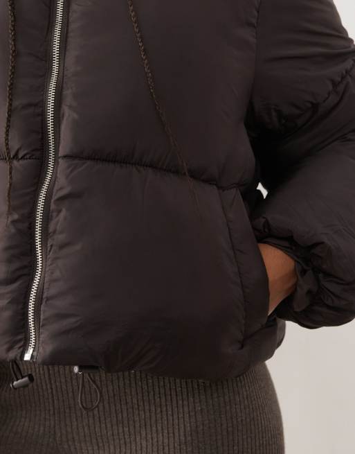 Monki – Cropped-Steppjacke in Braun mit Verzierung am Kragen, 3 von 4