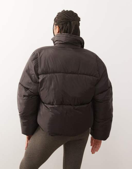 Monki – Cropped-Steppjacke in Braun mit Verzierung am Kragen, 4 von 4