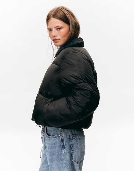 Monki – Cropped Steppjacke in Schwarz mit Verzierung am Kragen, 3 von 4